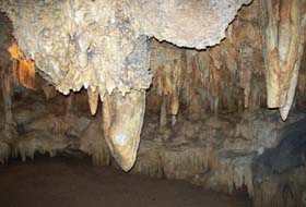 Quần thể hang động Cao Phong chứa đựng nhiều thạch nhũ kỳ thú.